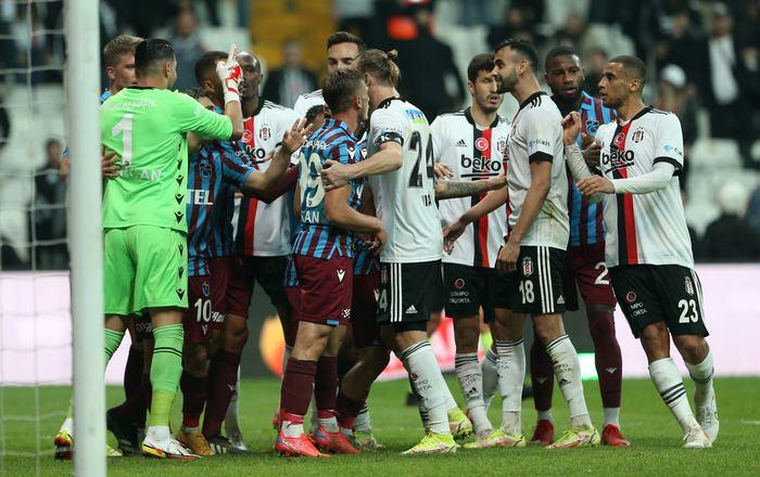 Uğurcan Çakır çılgına döndü, kırmızı kart gördü! Beşiktaş-Trabzonspor maçında saha karıştı