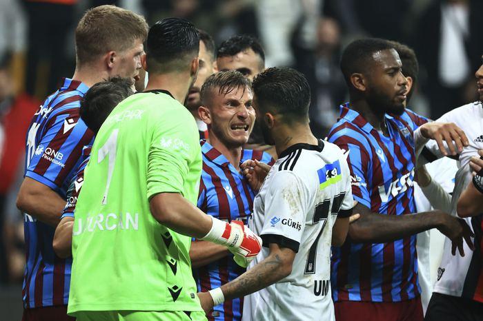 Uğurcan Çakır çılgına döndü, kırmızı kart gördü! Beşiktaş-Trabzonspor maçında saha karıştı