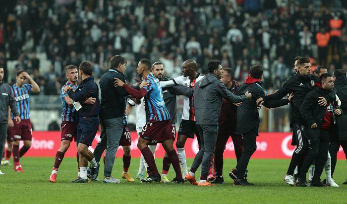 Uğurcan Çakır çılgına döndü, kırmızı kart gördü! Beşiktaş-Trabzonspor maçında saha karıştı