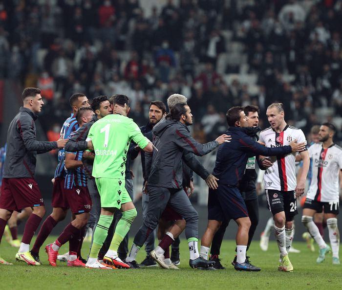 Uğurcan Çakır çılgına döndü, kırmızı kart gördü! Beşiktaş-Trabzonspor maçında saha karıştı