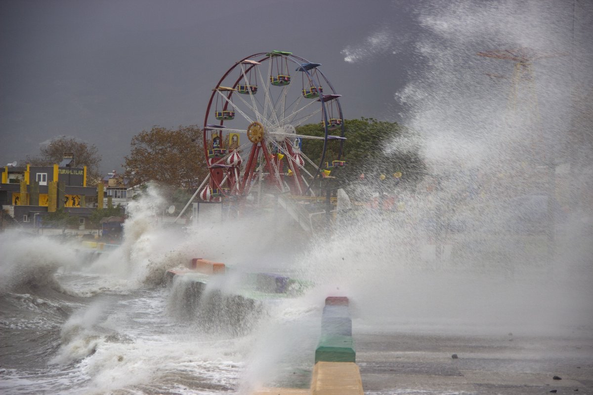 Ülkenin kıyı kesimleri, lodos etkisinde kaldı