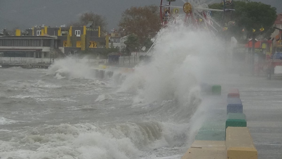 Ülkenin kıyı kesimleri, lodos etkisinde kaldı