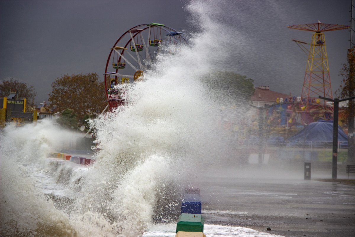 Ülkenin kıyı kesimleri, lodos etkisinde kaldı