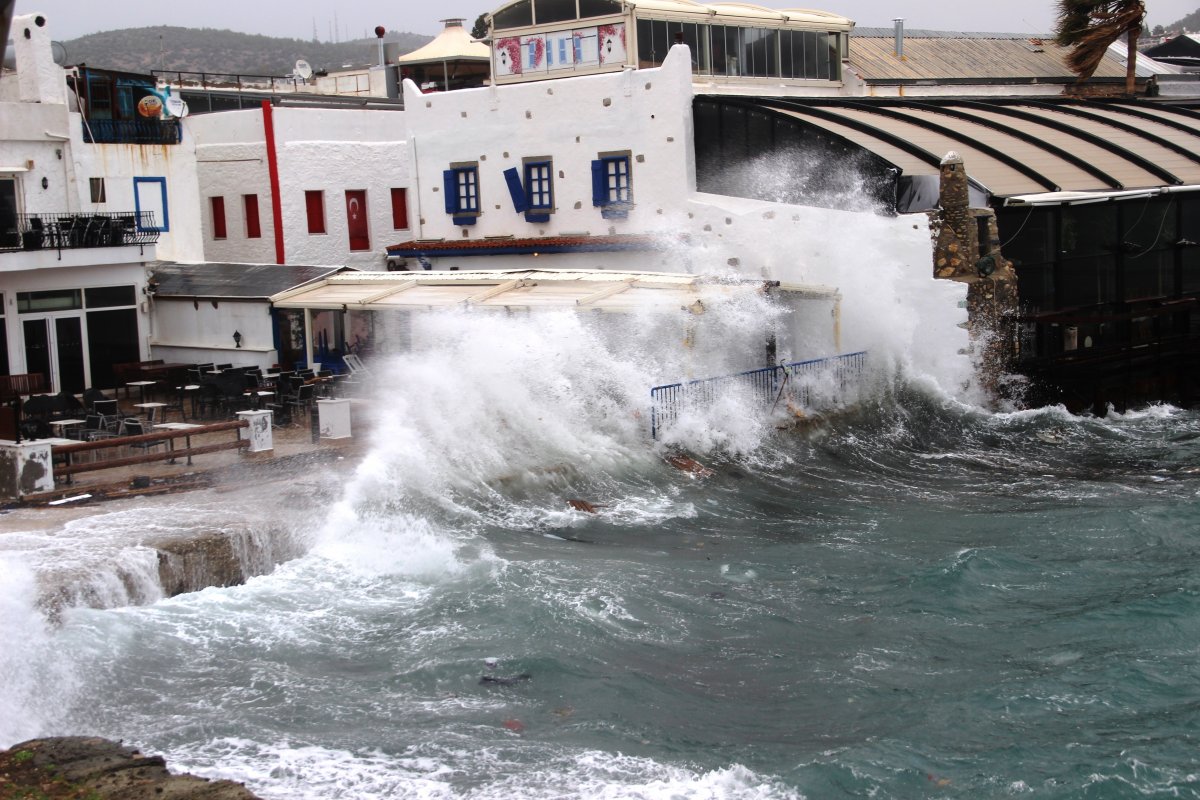 Ülkenin kıyı kesimleri, lodos etkisinde kaldı