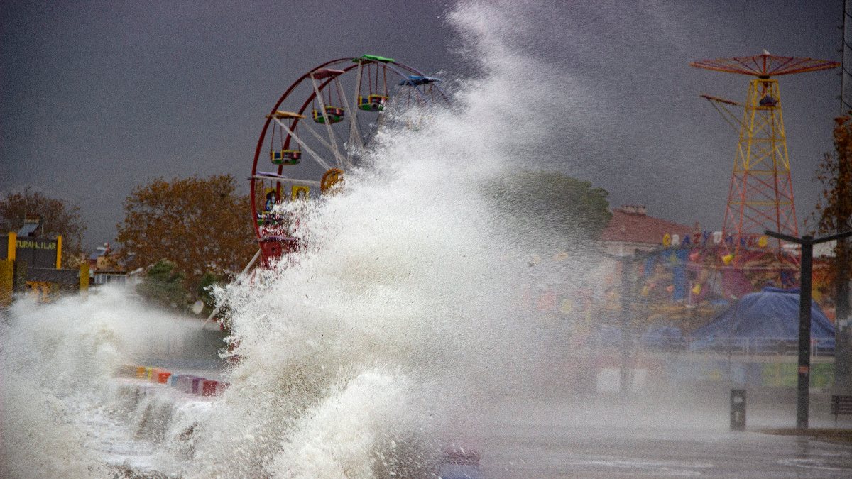 Ülkenin kıyı kesimleri, lodos etkisinde kaldı