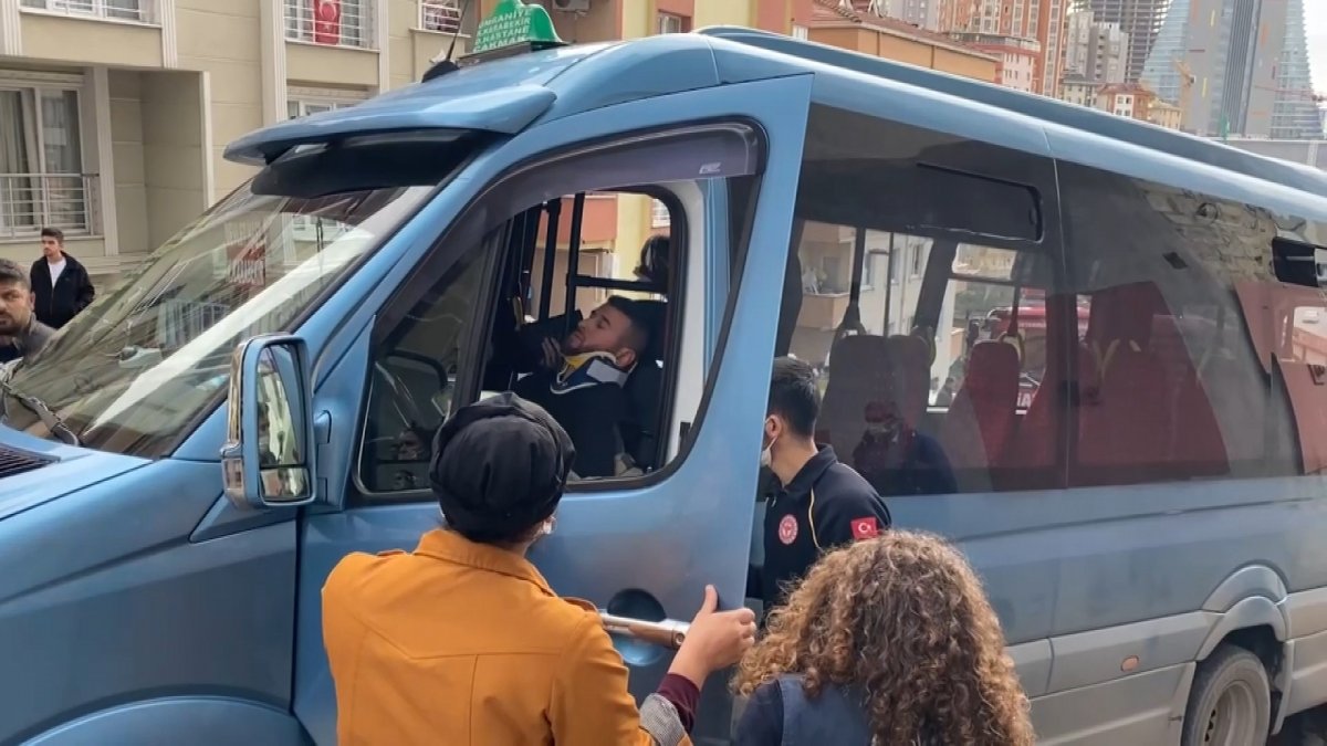 Ümraniye'de şoförünün baygınlık geçirdiği minibüs kontrolden çıktı: 2 yaralı