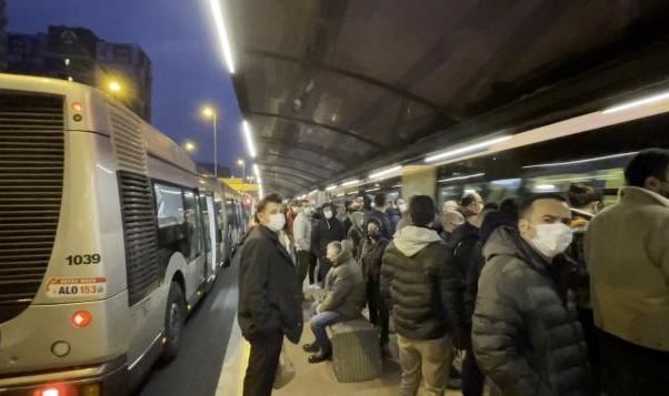 Yenibosna'da metrobüs arızalandı, duraklar ana baba gününe döndü!
