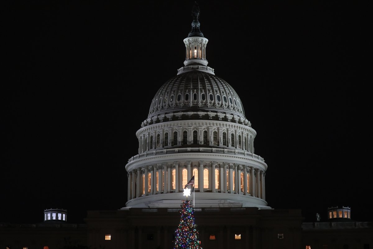 ABD Kongre binasının bahçesindeki yılbaşı ağacı ışıklandırıldı