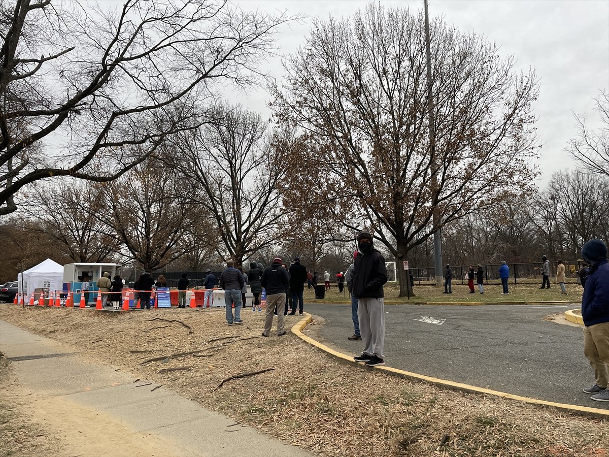 ABD'de test merkezlerinin önünde uzun kuyruklar oluştu