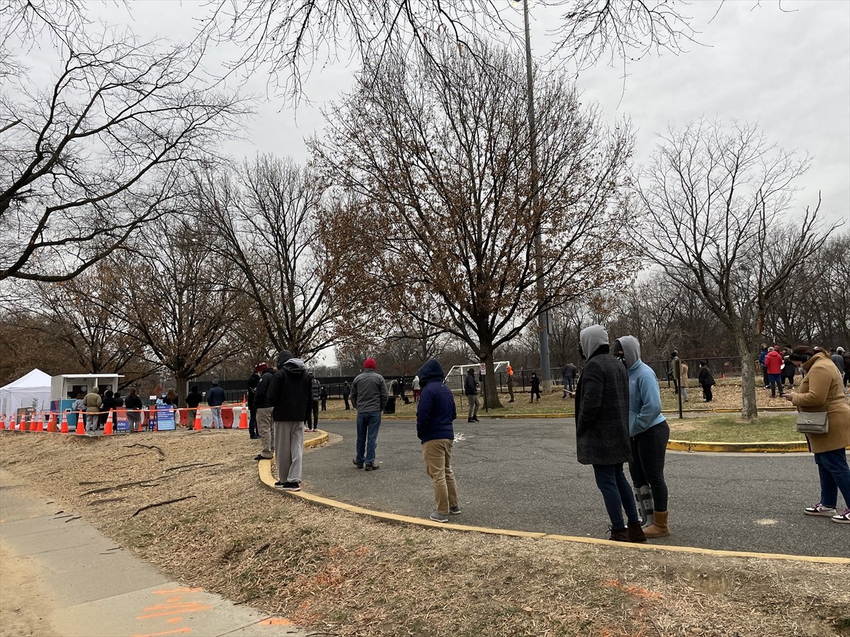 ABD'de test merkezlerinin önünde uzun kuyruklar oluştu