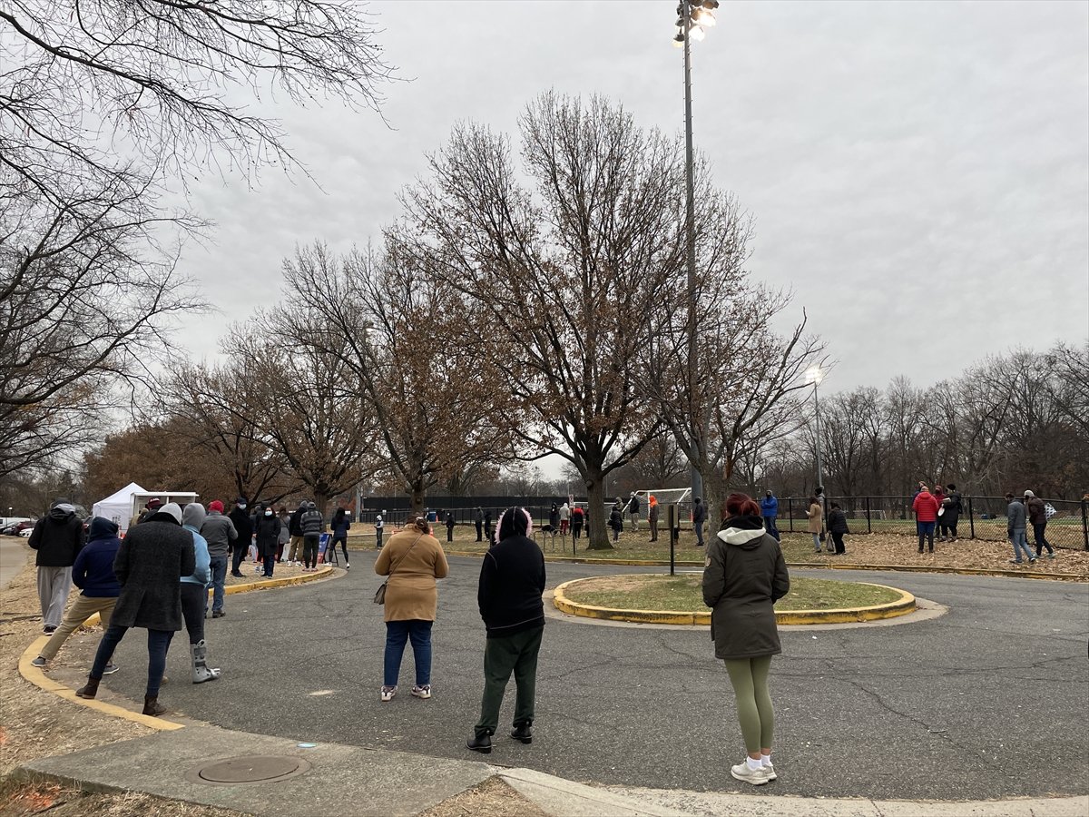 ABD'de test merkezlerinin önünde uzun kuyruklar oluştu