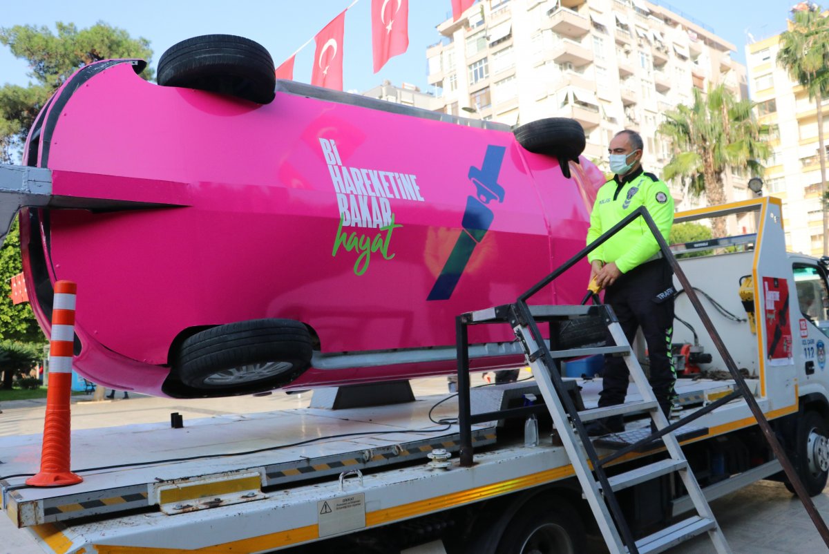 Adana’da, emniyet kemeri takmayanlar simülasyon aracına bindirildi