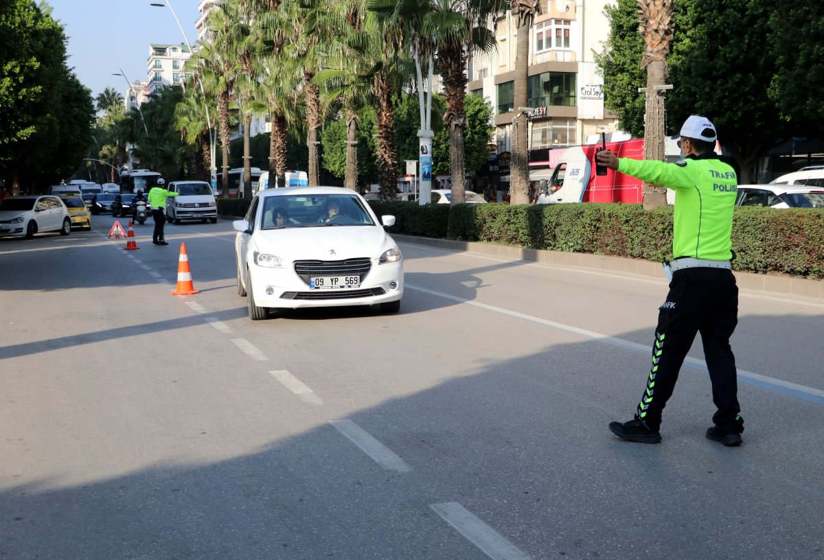 Adana’da, emniyet kemeri takmayanlar simülasyon aracına bindirildi