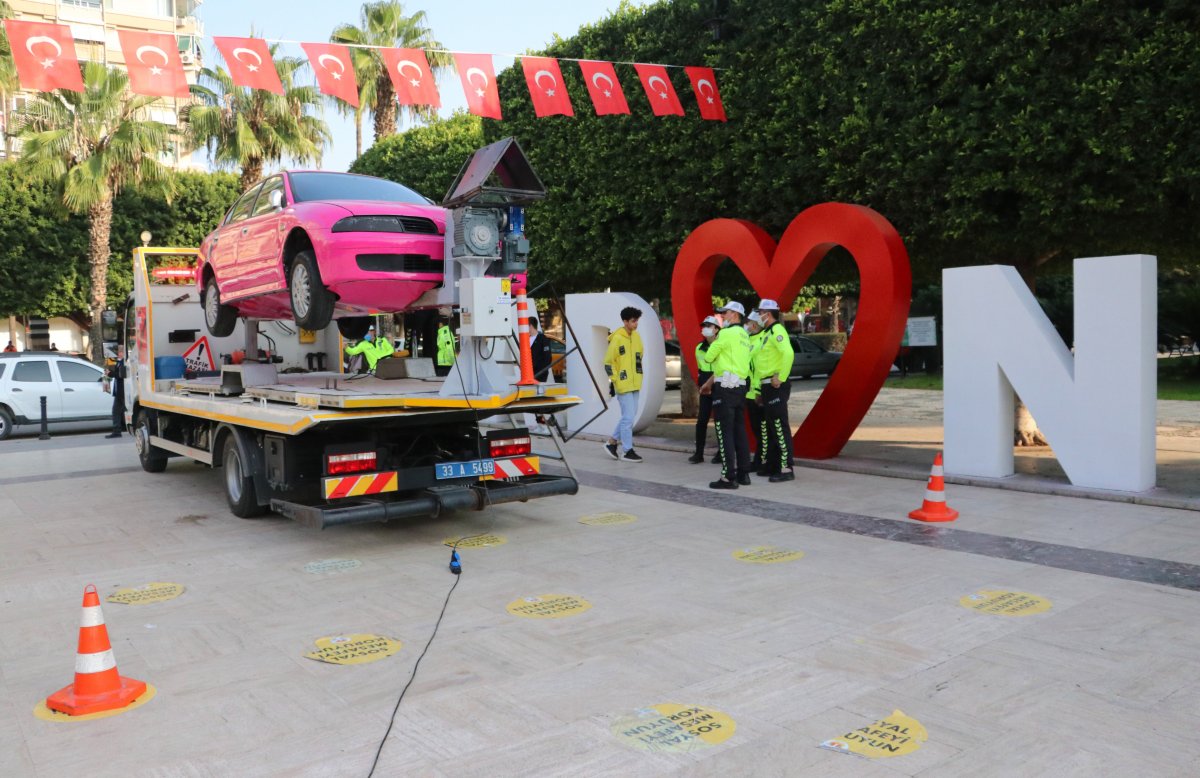 Adana’da, emniyet kemeri takmayanlar simülasyon aracına bindirildi