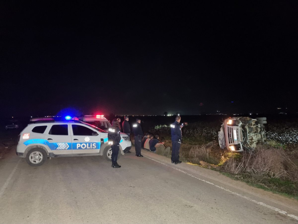Adana'da kaçak göçmenleri taşıyan minibüs, polisten kaçarken devrildi