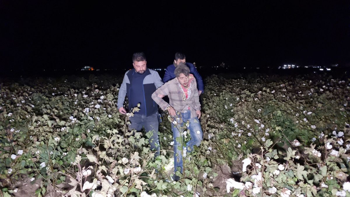 Adana'da kaçak göçmenleri taşıyan minibüs, polisten kaçarken devrildi