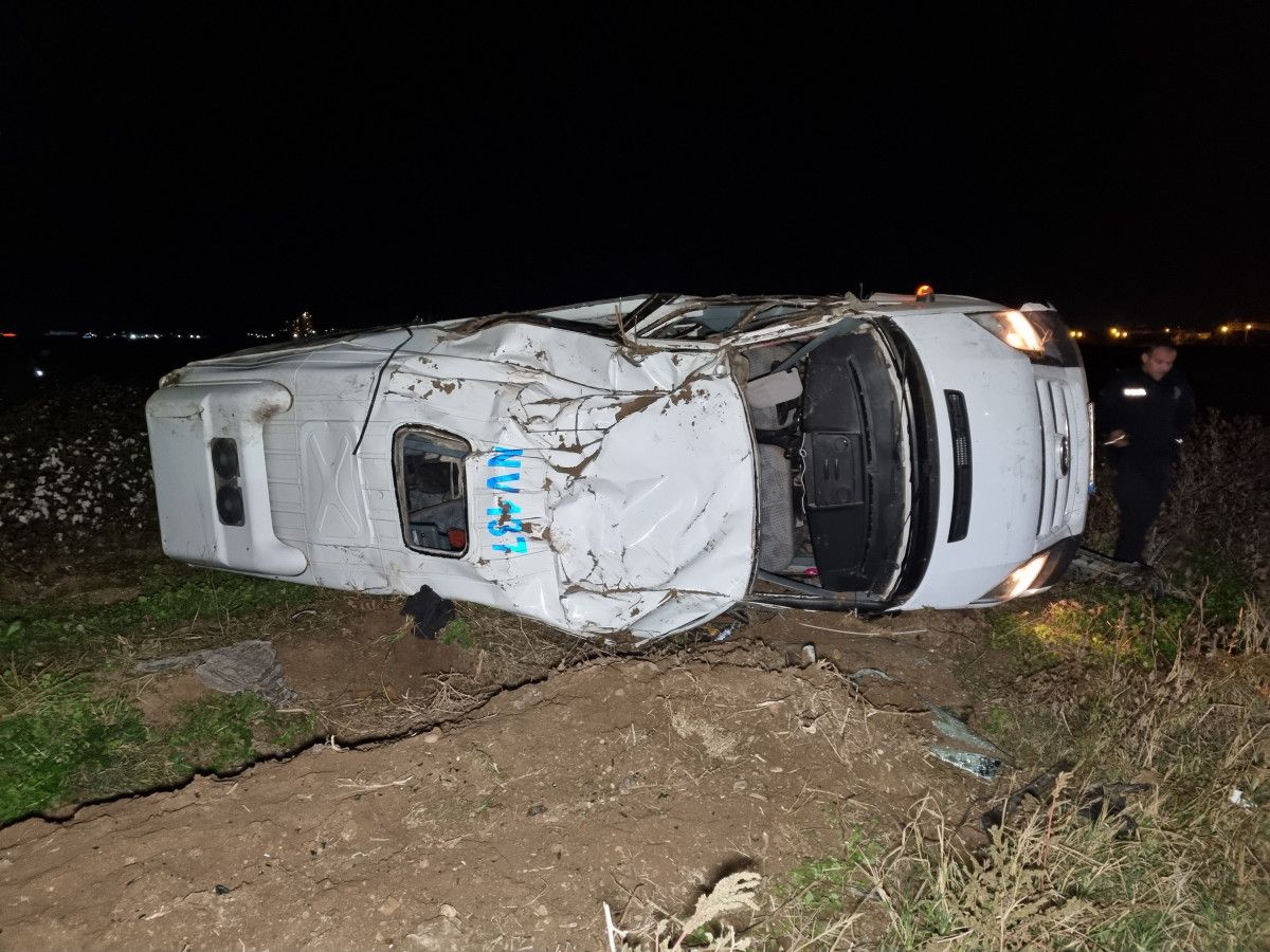 Adana'da kaçak göçmenleri taşıyan minibüs, polisten kaçarken devrildi