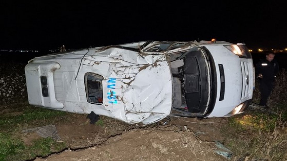 Adana&#039;da kaçak göçmenleri taşıyan minibüs, polisten kaçarken devrildi
