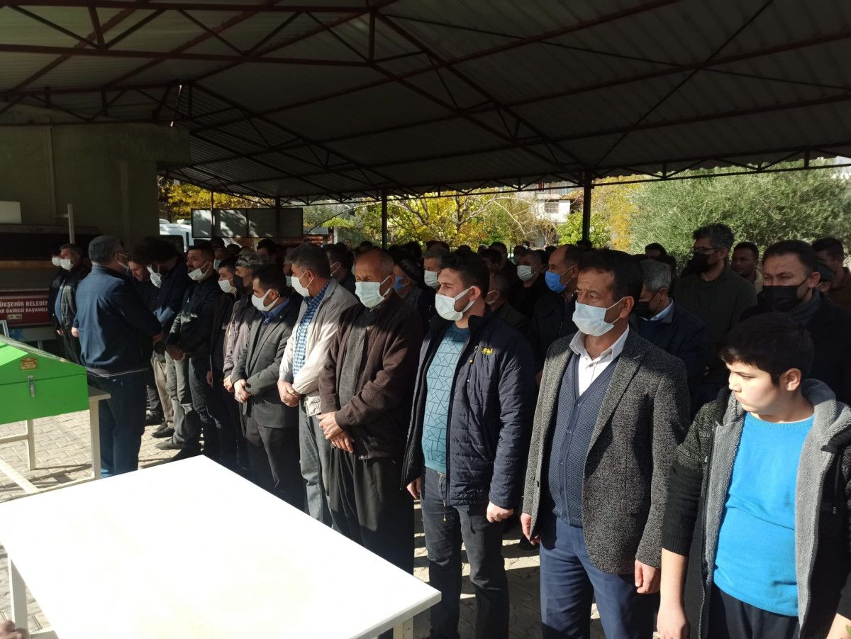 Adana'da otomobilin çarptığı ortaokul öğrencisi toprağa verildi