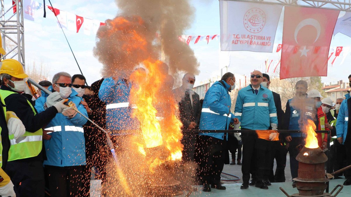 Adil Karaismailoğlu ve Hulusi Akar, tramvay hattının ilk ray kaynağını yaptı