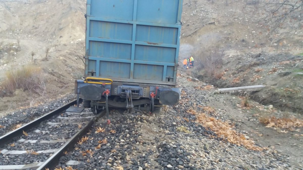 Adıyaman'da yük treni raydan çıktı