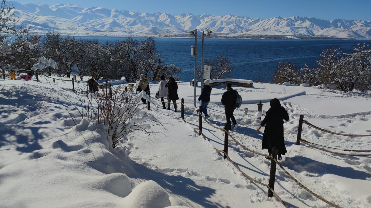Akdamar Adası, İranlı turistlerin uğrak yeri oldu