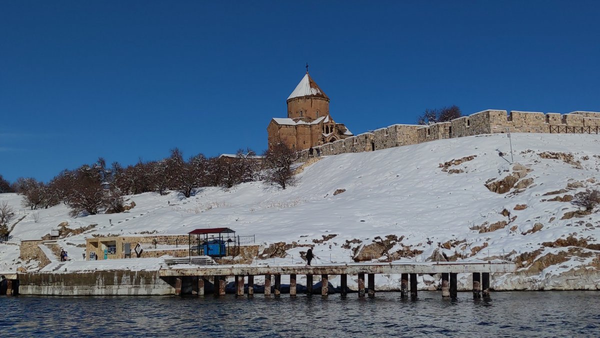 Akdamar Adası, İranlı turistlerin uğrak yeri oldu