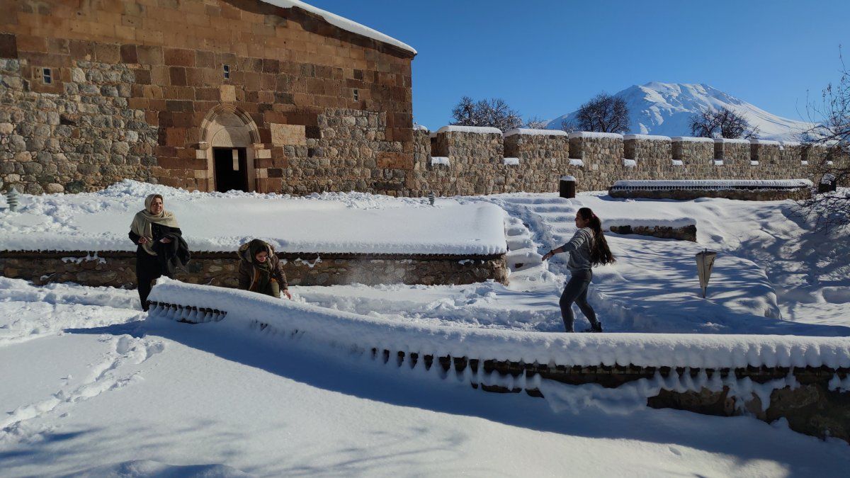 Akdamar Adası, İranlı turistlerin uğrak yeri oldu