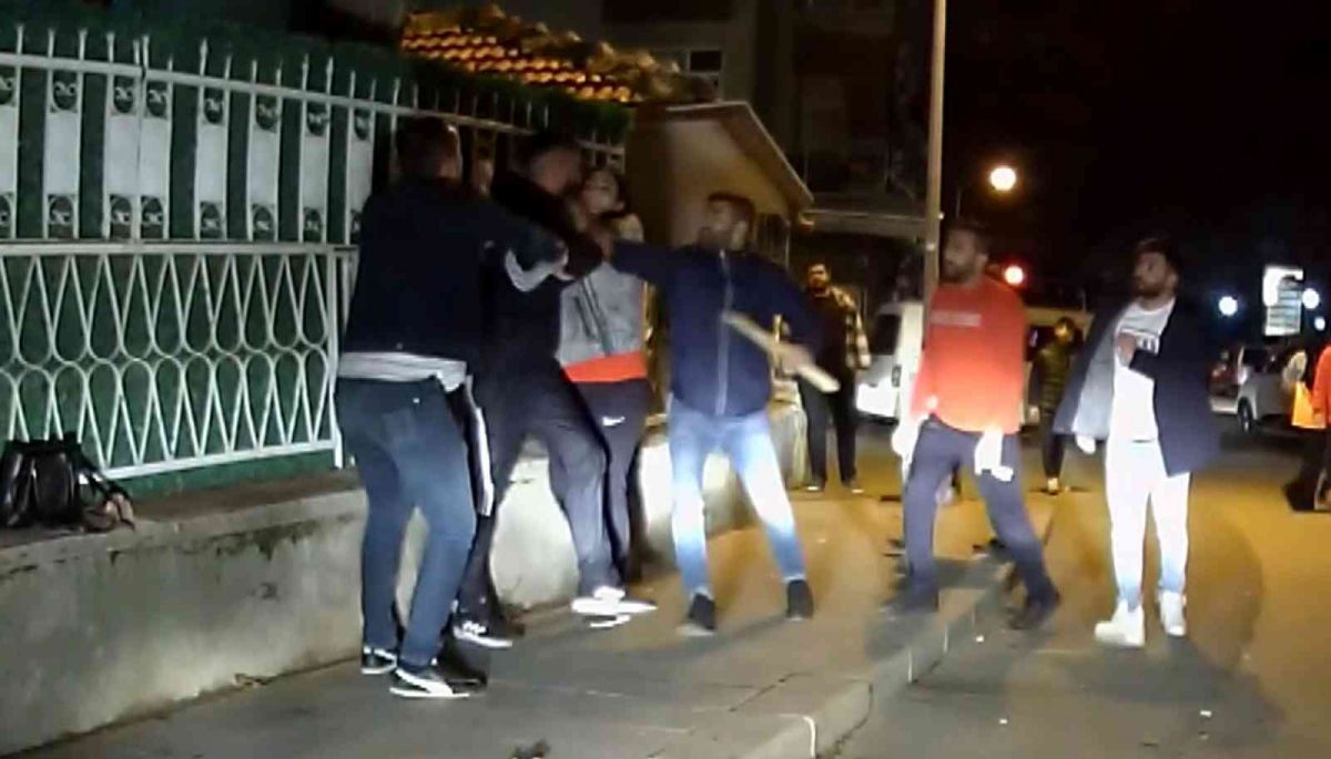 Aksaray'daki laf atma kavgasında sopa, yumruk ve tekmeler havada uçuştu