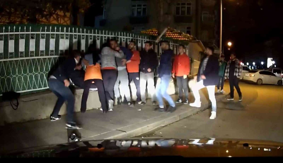 Aksaray'daki laf atma kavgasında sopa, yumruk ve tekmeler havada uçuştu