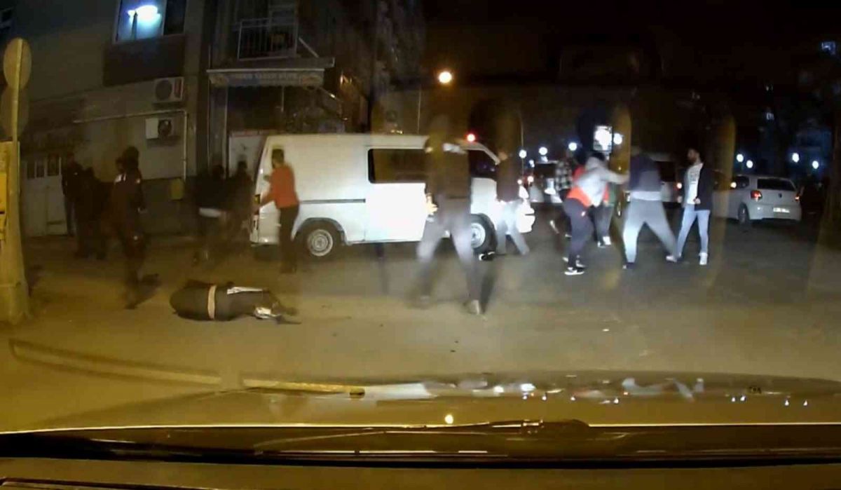 Aksaray'daki laf atma kavgasında sopa, yumruk ve tekmeler havada uçuştu