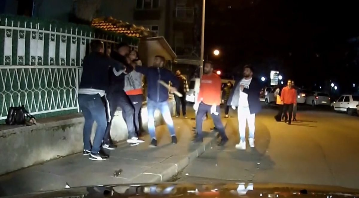 Aksaray'daki laf atma kavgasında sopa, yumruk ve tekmeler havada uçuştu