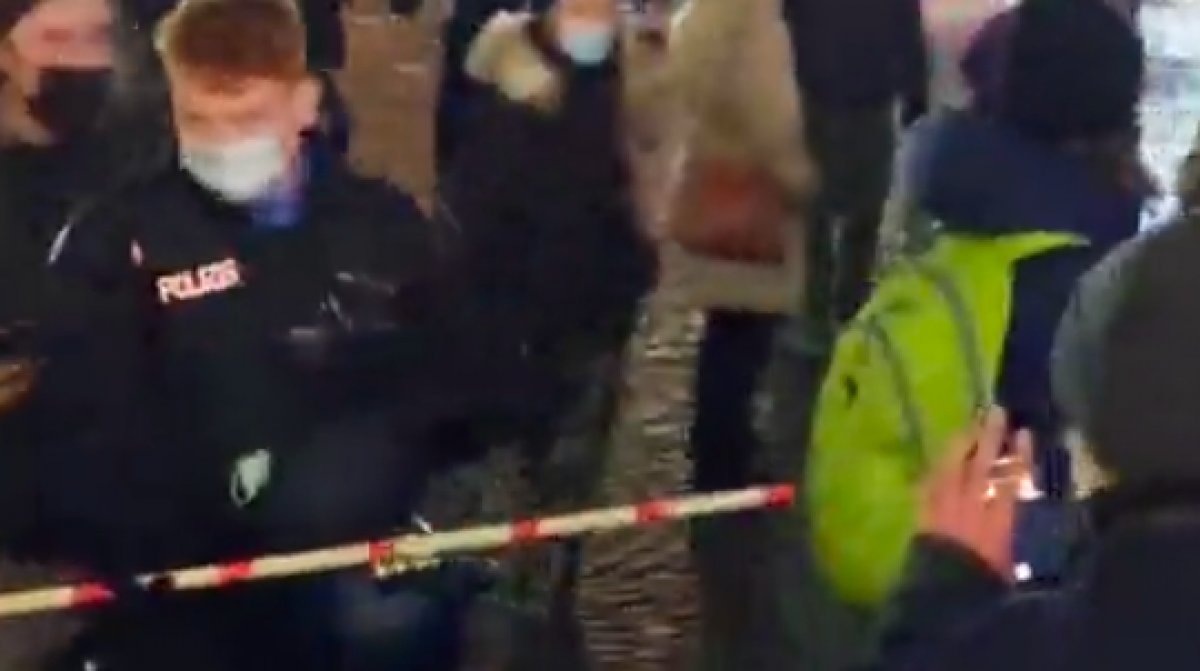 Almanya'da aşı karşıtlarının eyleminde polis sosyal mesafe ölçtü