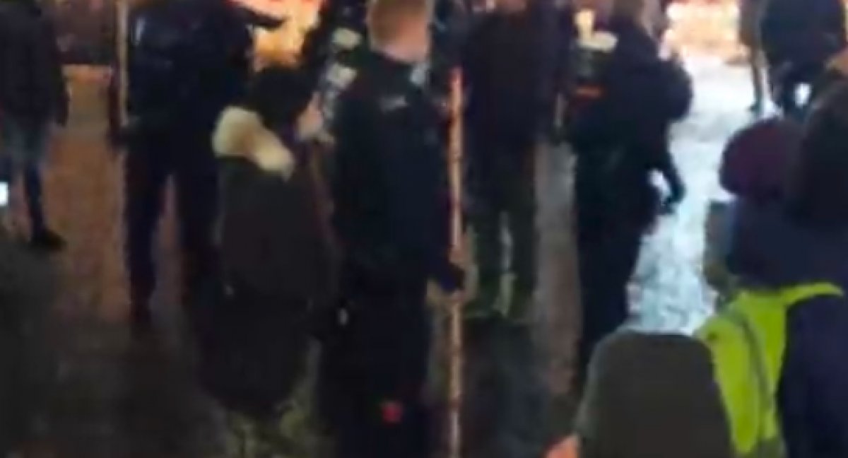 Almanya'da aşı karşıtlarının eyleminde polis sosyal mesafe ölçtü