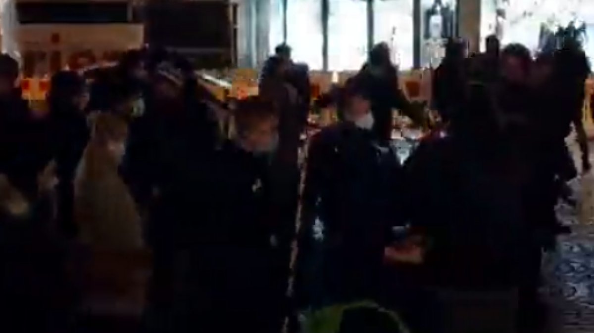 Almanya'da aşı karşıtlarının eyleminde polis sosyal mesafe ölçtü