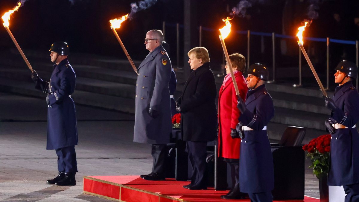 Angela Merkel&#039;e askeri tören ile veda edildi