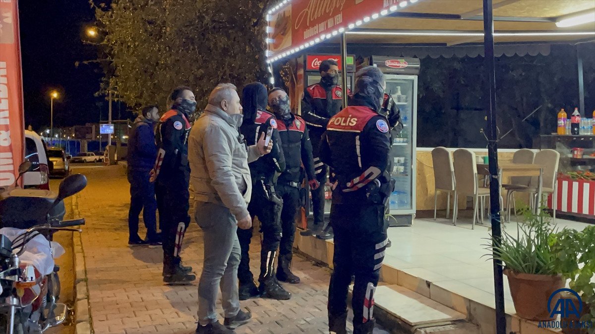 Antalya&#039;da döner bıçağıyla kendini restorana kilitledi, savcıyı ayağına istedi