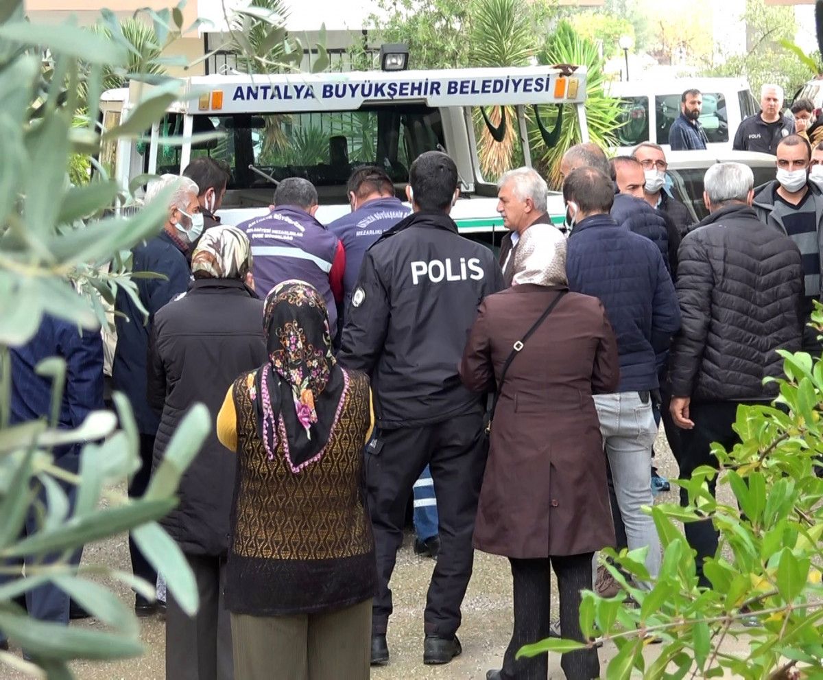 Eşini öldürüp polise teslim oldu!