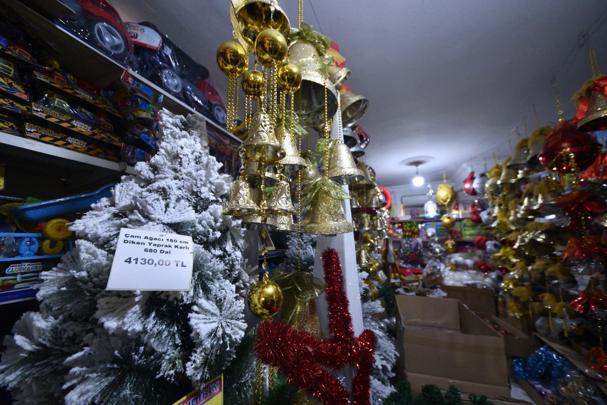 Antalya'da müşteri de, satıcı da yılbaşı süslerinden memnun değil