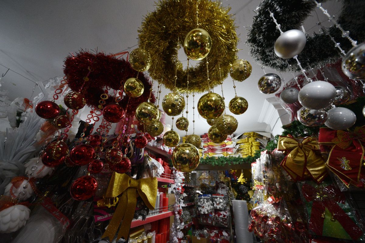 Antalya'da müşteri de, satıcı da yılbaşı süslerinden memnun değil