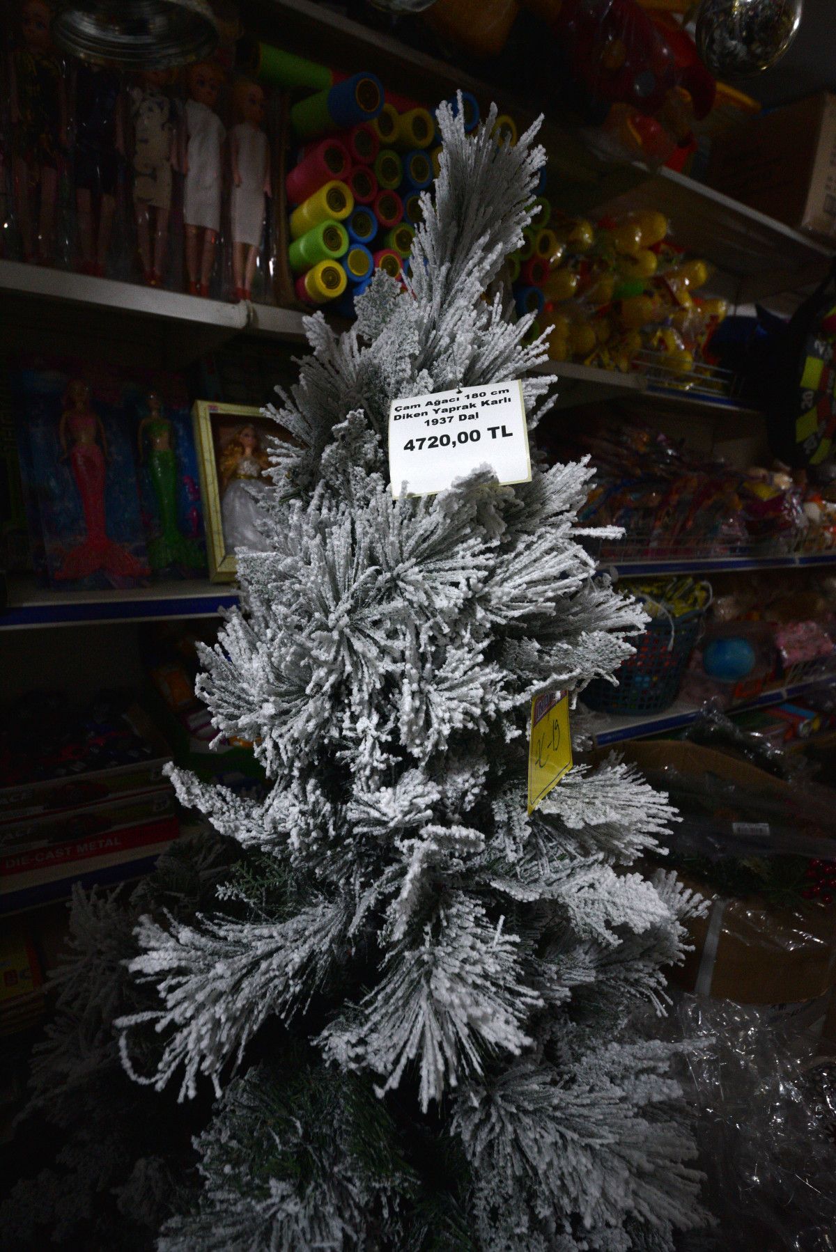 Antalya'da müşteri de, satıcı da yılbaşı süslerinden memnun değil