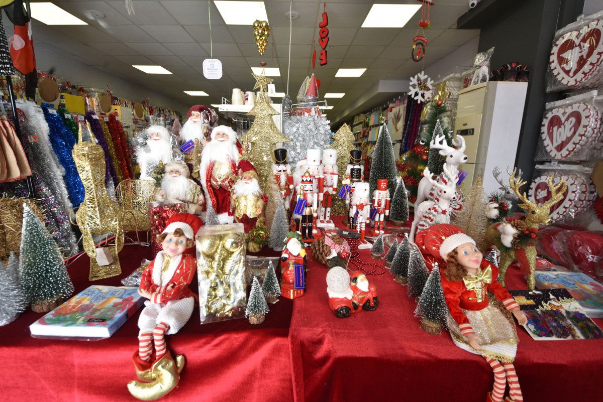 Antalya'da müşteri de, satıcı da yılbaşı süslerinden memnun değil