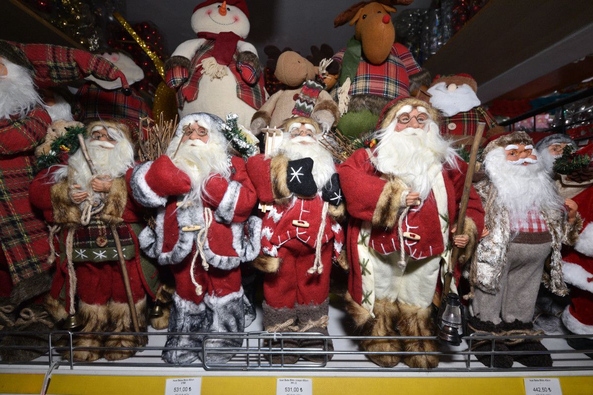 Antalya'da müşteri de, satıcı da yılbaşı süslerinden memnun değil