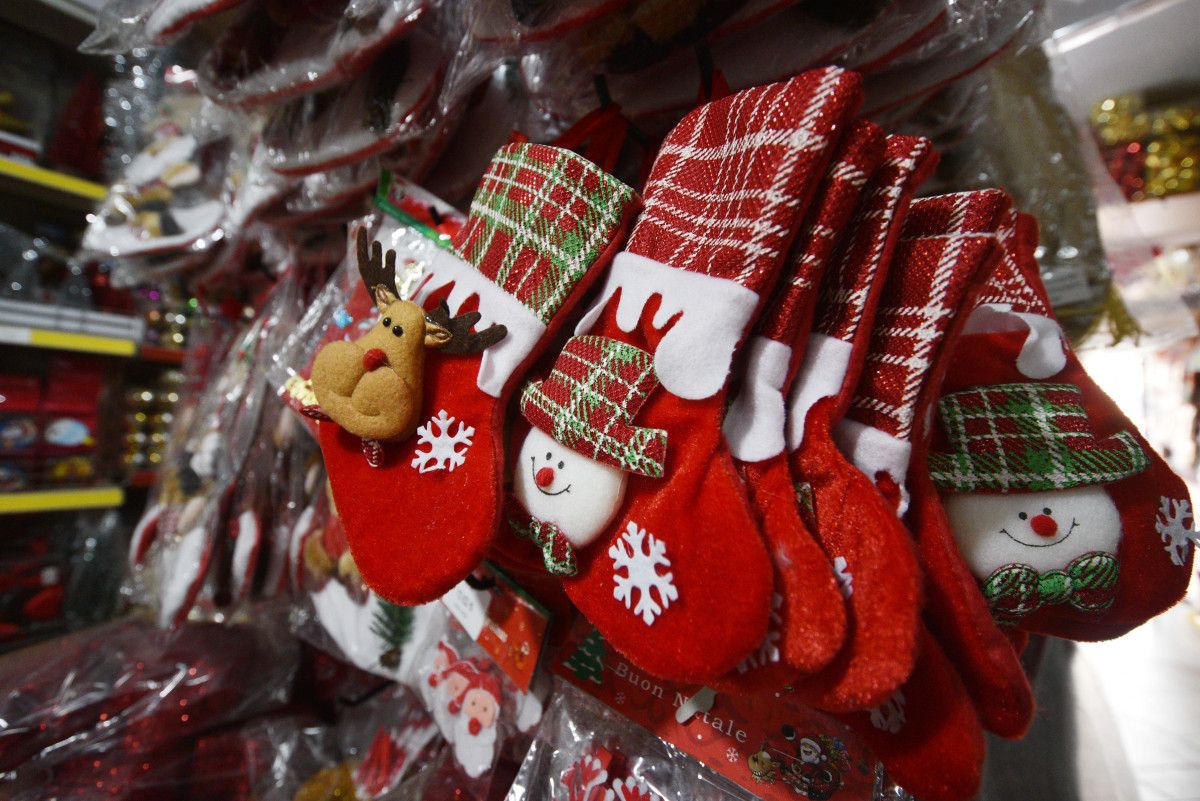 Antalya'da müşteri de, satıcı da yılbaşı süslerinden memnun değil