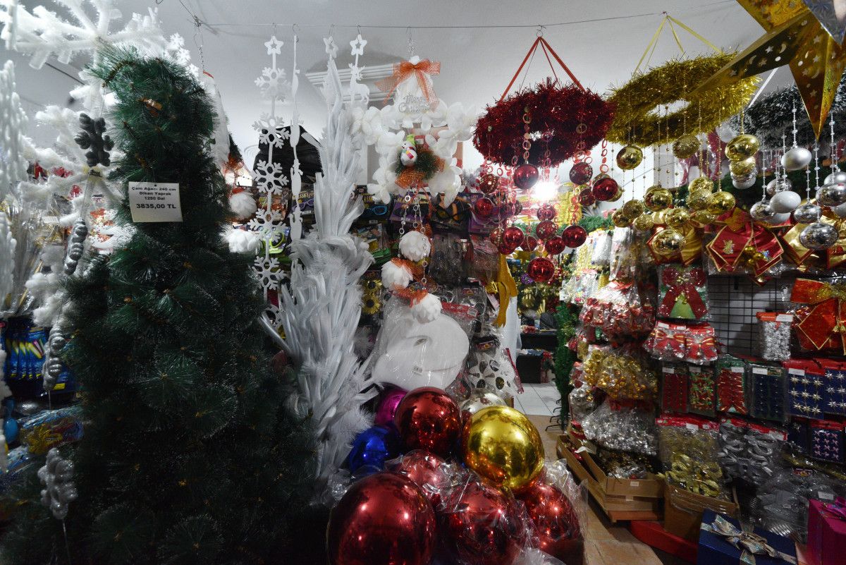Antalya'da müşteri de, satıcı da yılbaşı süslerinden memnun değil