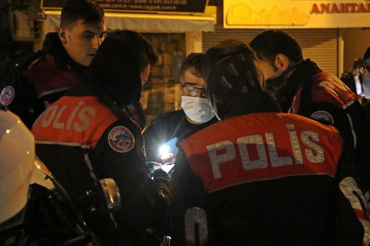 Antalya'da polis memurunu bıçaklayan kişi gözaltına alındı