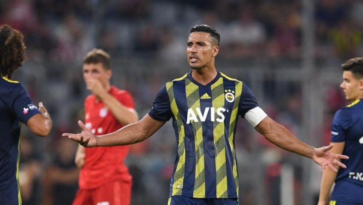 Attila Szalai sol beke geçiyor