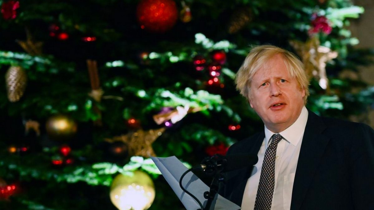Boris Johnson ve ekibi geçen yıl kısıtlamaları ihlal ederek Noel partisi düzenlendi
