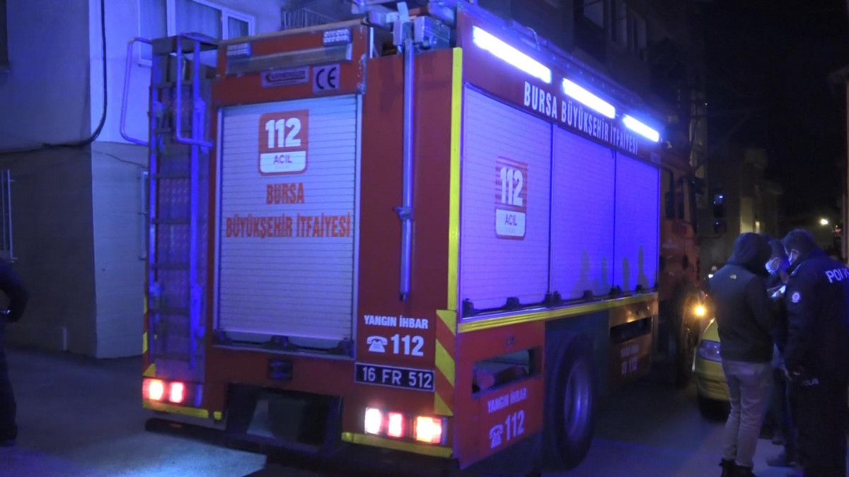 Bursa'da eşini öldüren şüpheli, evi ateşe verdi
