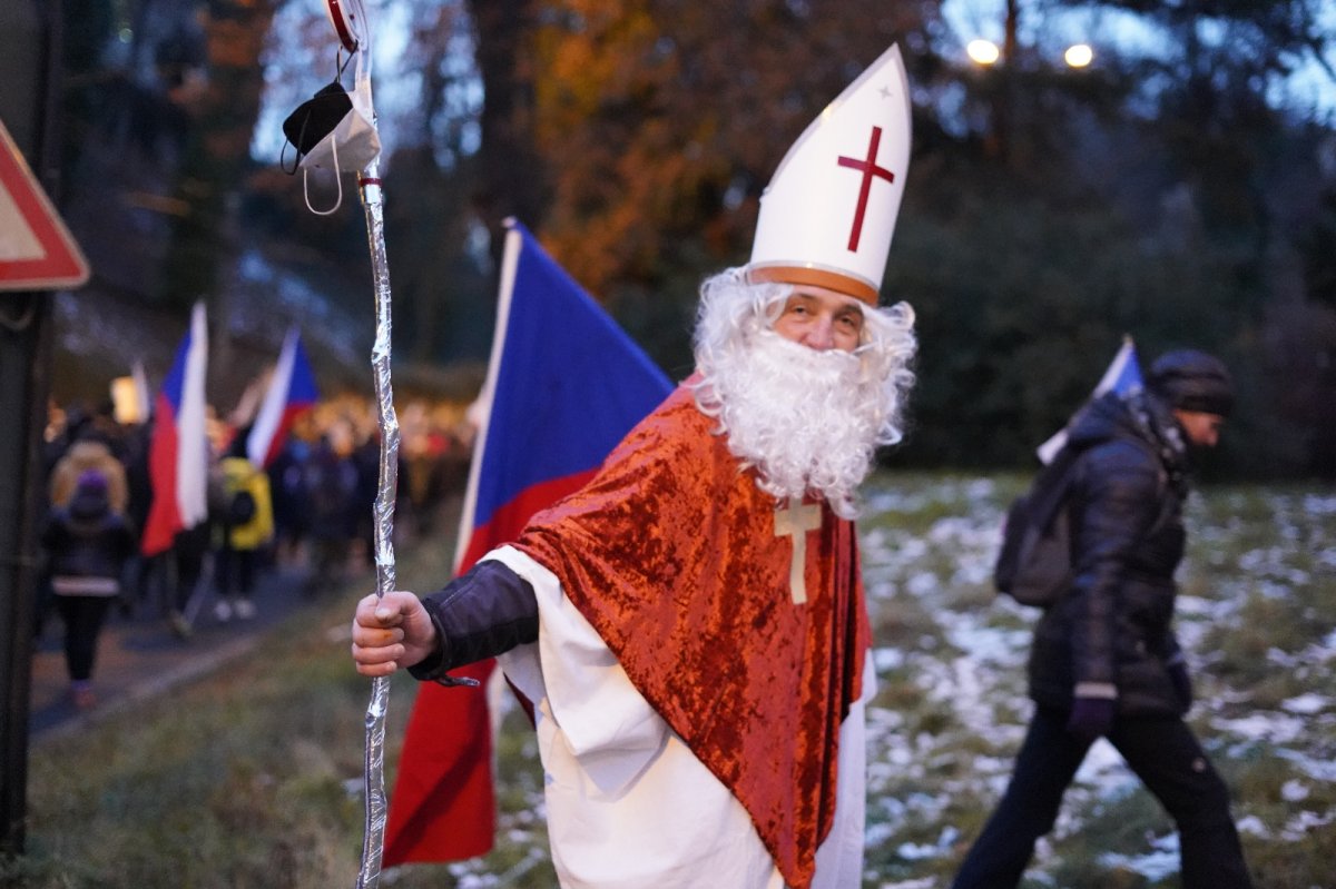 Çekya’da aşı karşıtı binlerce kişi sokağa indi